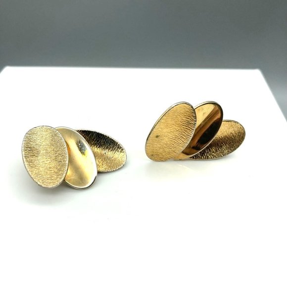 Chic Vintage Flared Thumbprint Earrings, Unique Gold Tone Clip Ons - Picture 2 of 5